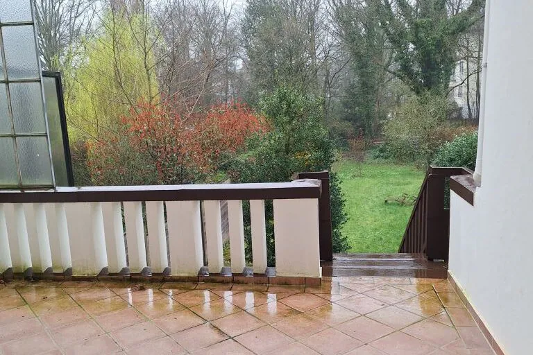 Hamburg-Winterhude, EG Wohnung, überdachte Terrasse zum Garten